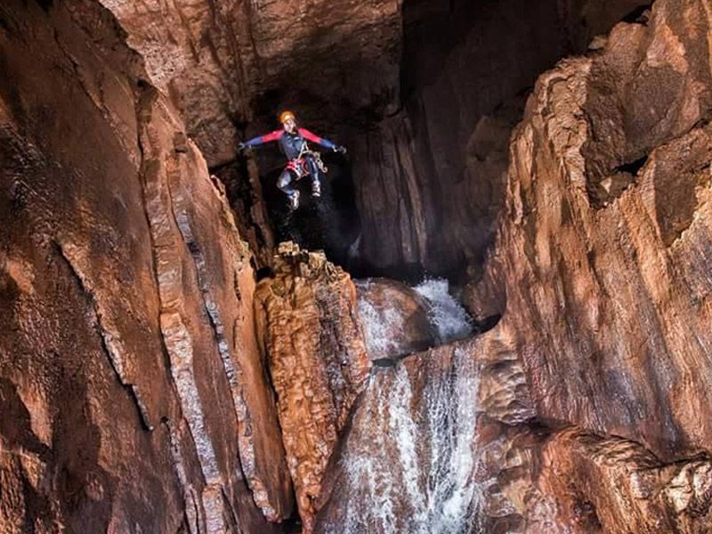 Espeleobarranquismo en la Cueva Valporquero