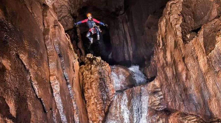 Espeleobarranquismo en la Cueva Valporquero